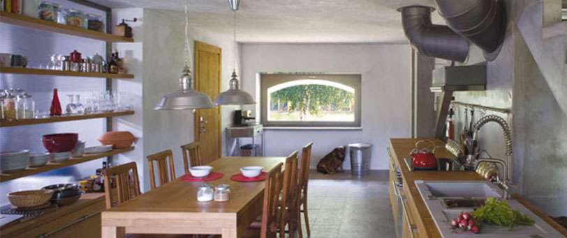 Необычный дизайн кухни с применением бетонных стенок и потолка. 
                            Продажа бетона